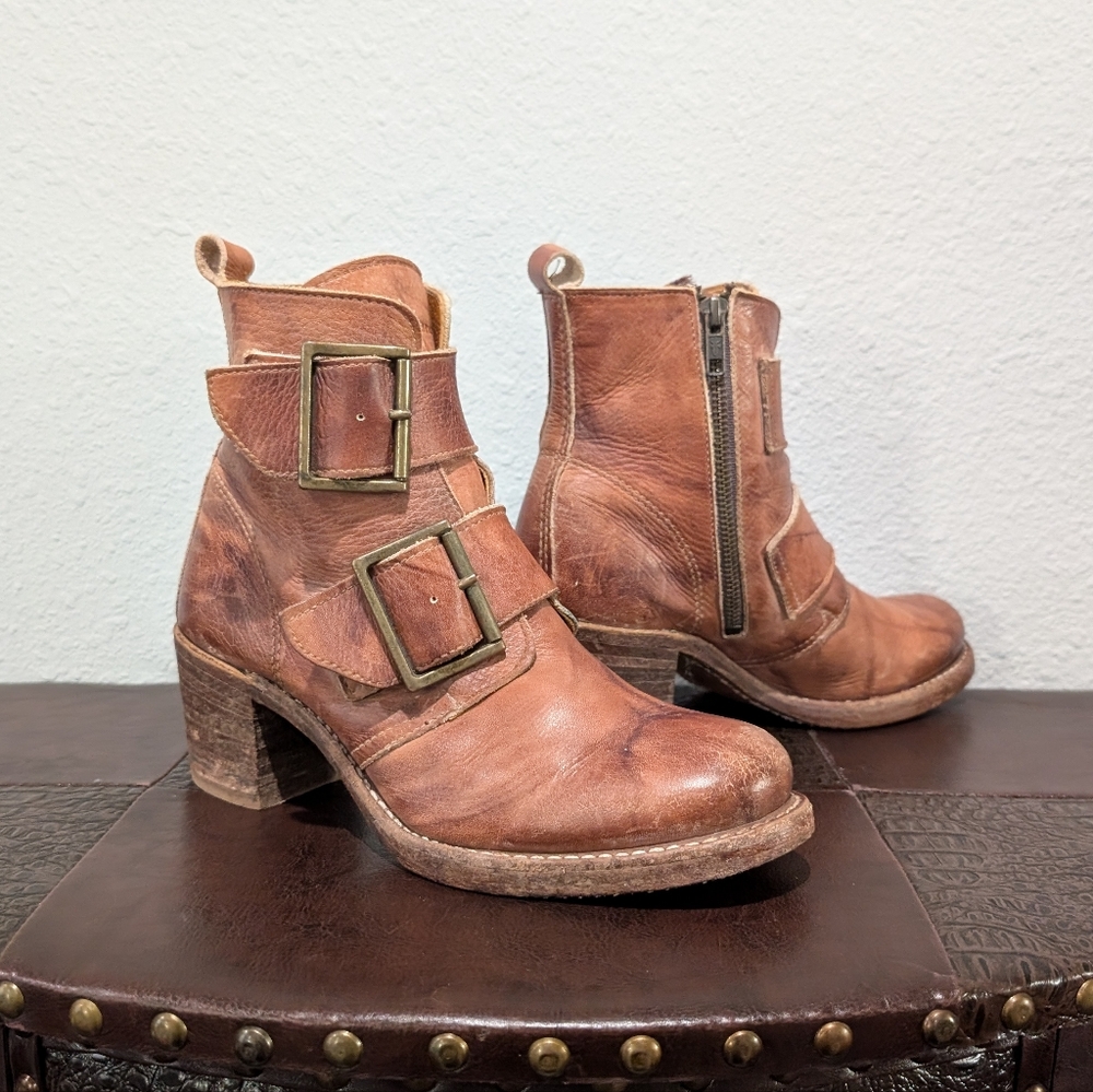 Frye Sabrina Double Buckle Boot in Saddle, size 8 - Picture 15 of 15